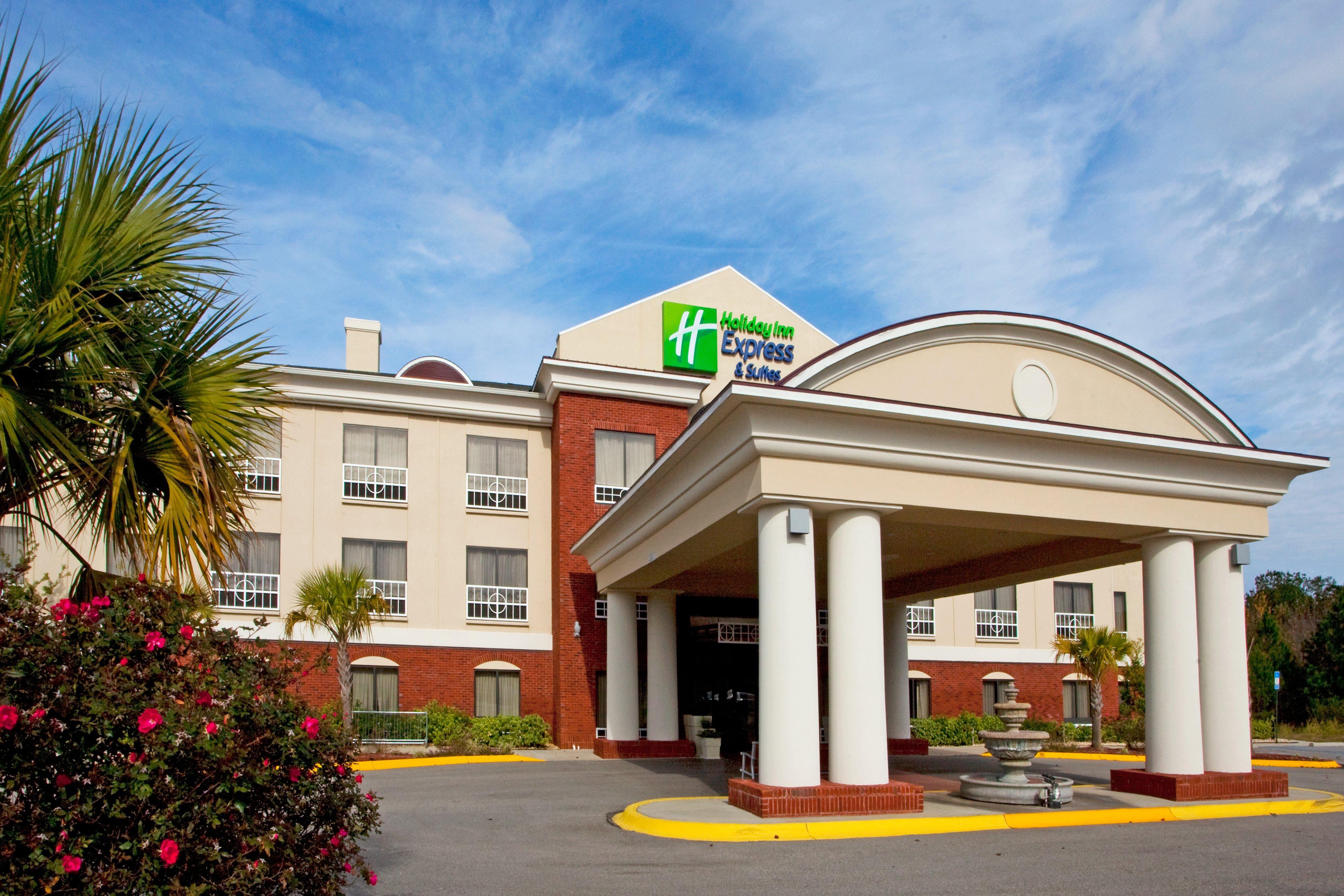 Holiday Inn Express & Suites Quincy I-10, An Ihg Hotel Exterior photo