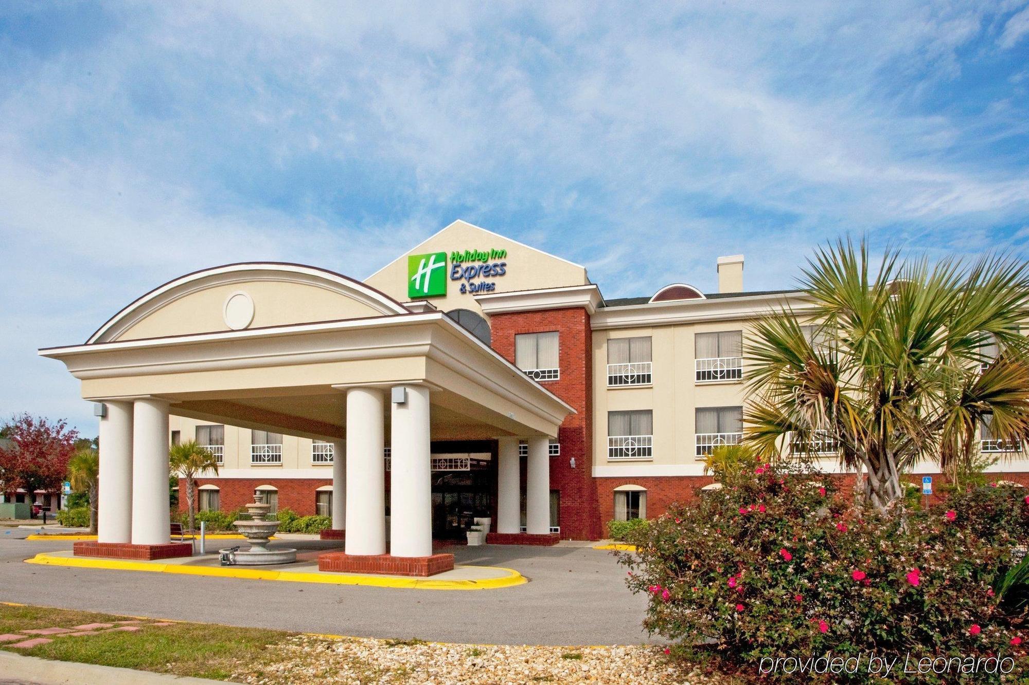 Holiday Inn Express & Suites Quincy I-10, An Ihg Hotel Exterior photo