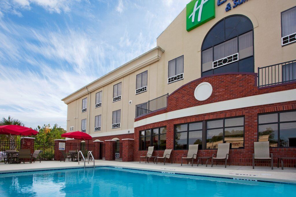 Holiday Inn Express & Suites Quincy I-10, An Ihg Hotel Exterior photo